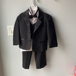 Little boys black tuxedo, five piece. Size 4.